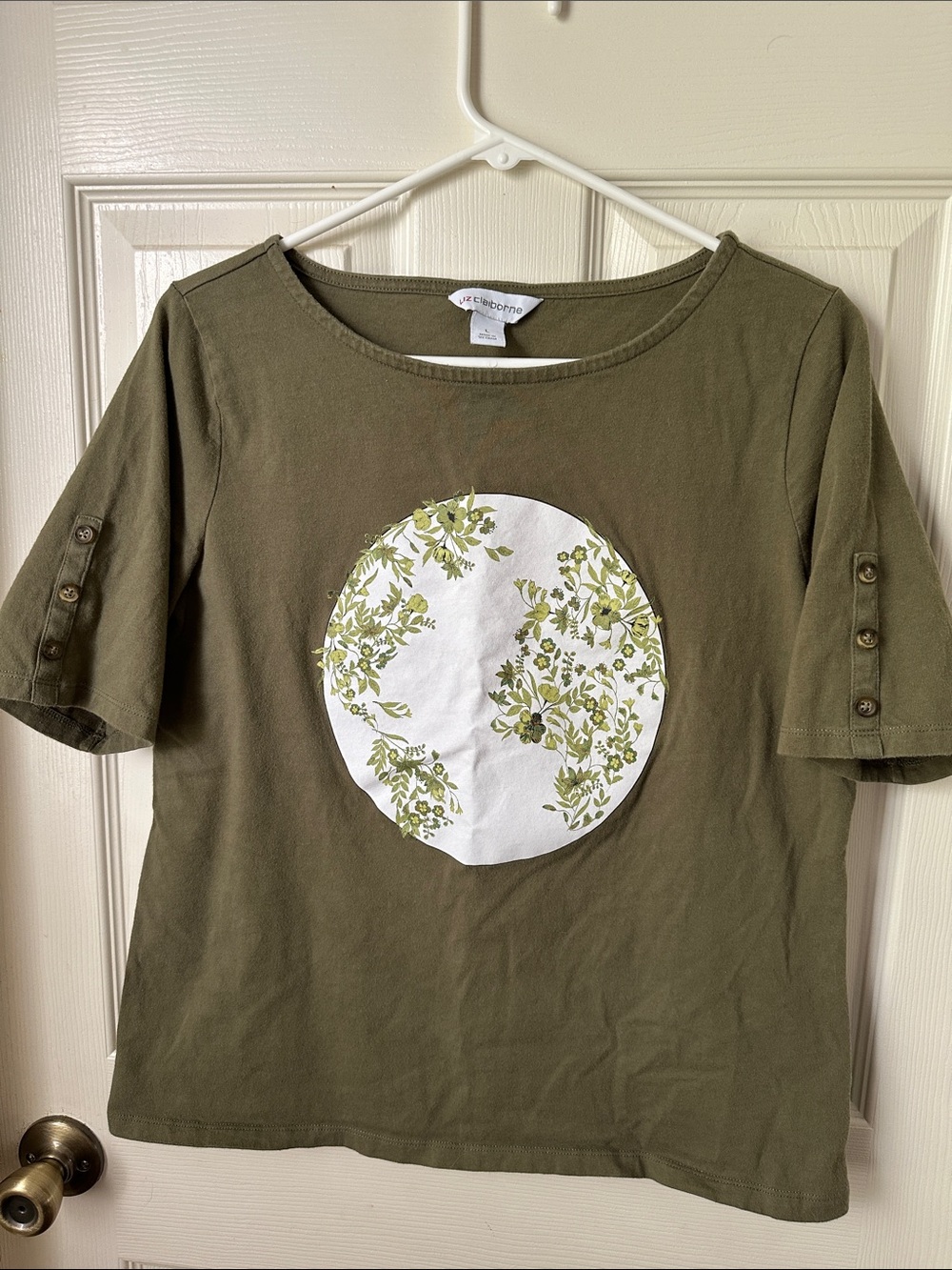 Liz Claiborne Olive Short Sleeve Tee with White Floral Circle